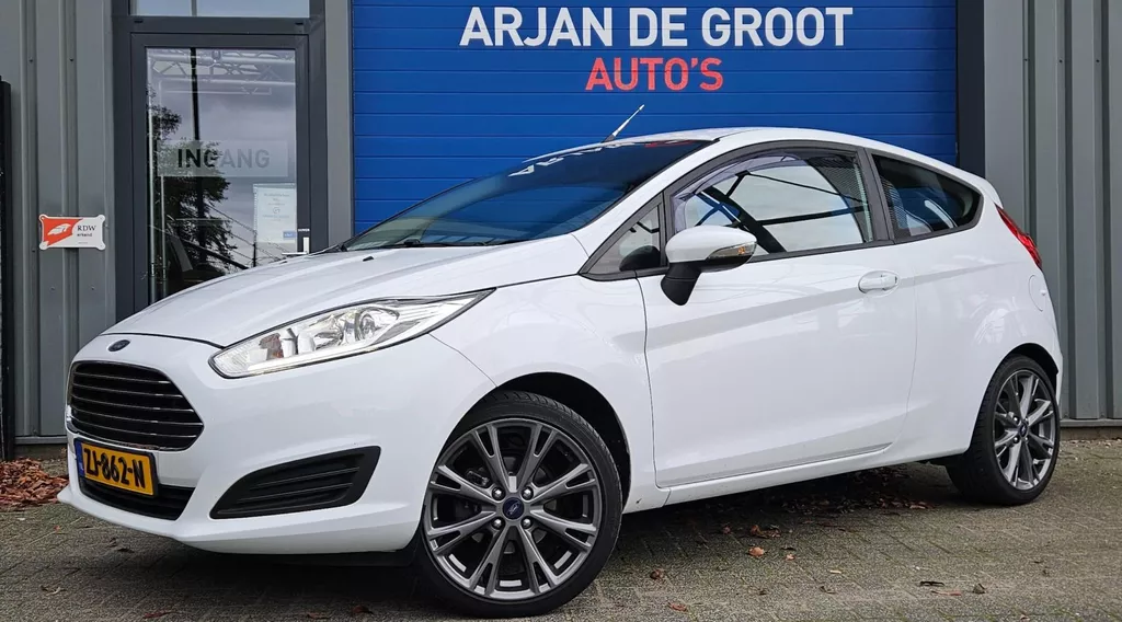 Ford Fiesta 1.25 60PK Airco Led Usb 17&quot; LM velgen 4 cilinder! Trekhaak